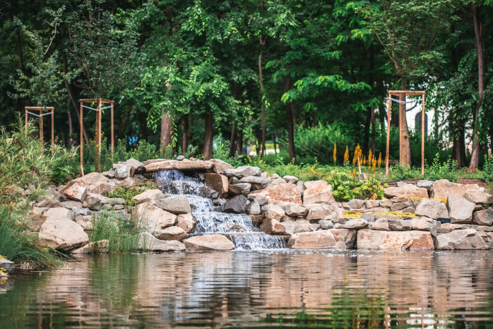 Varázslatos kertépítészeti megoldásokkal várja a vendégeket a BOTANIQ Turai Kastély kertje
