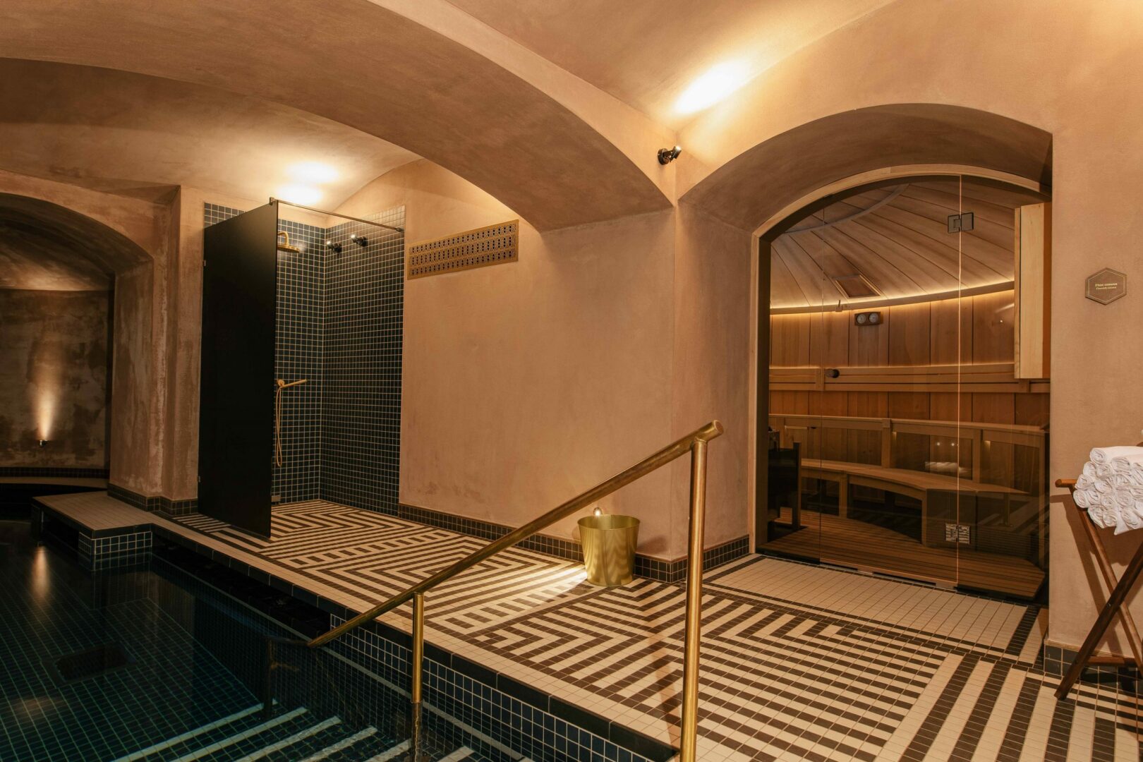 Finnish sauna & plunge pool